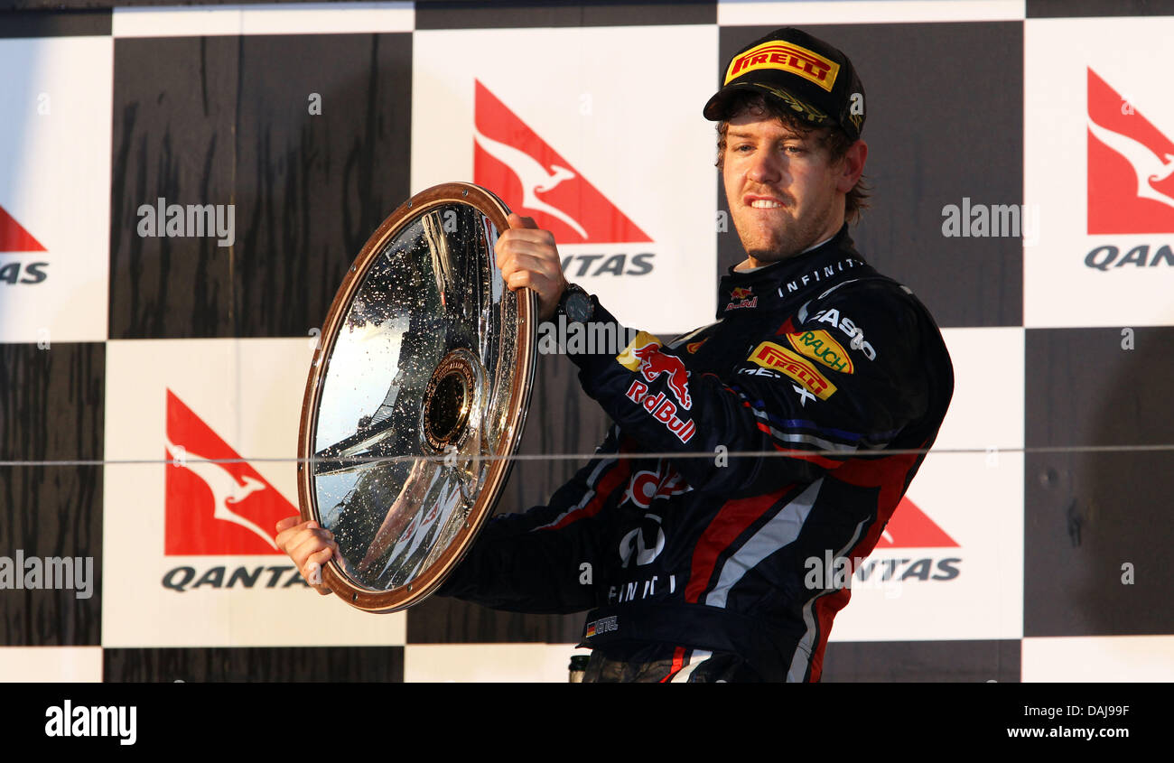 Das Bild zeigt den deutschen Formel1-Fahrer Sebastian Vettel von Red Bull feiert nach dem Sieg der australischen Formel 1 Grand Prix auf dem Albert Park Circuit in Melbourne, Australien am 27. März 2011 auf dem Podium. Foto: Jens Büttner Stockfoto