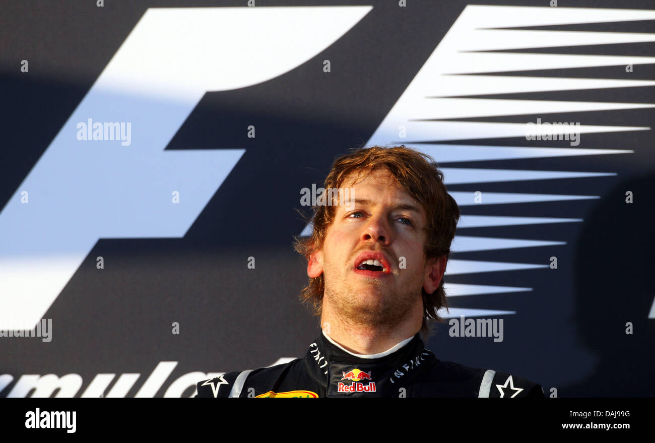 Das Bild zeigt den deutschen Formel1-Fahrer Sebastian Vettel von Red Bull feiert nach dem Sieg der australischen Formel 1 Grand Prix auf dem Albert Park Circuit in Melbourne, Australien am 27. März 2011 auf dem Podium. Foto: Jens Büttner Stockfoto