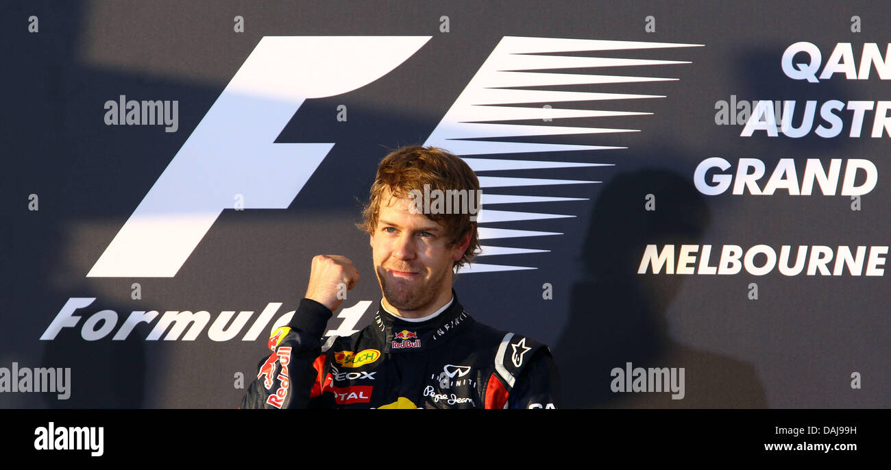 Das Bild zeigt den deutschen Formel1-Fahrer Sebastian Vettel von Red Bull feiert nach dem Sieg der australischen Formel 1 Grand Prix auf dem Albert Park Circuit in Melbourne, Australien am 27. März 2011 auf dem Podium. Foto: Jens Büttner Stockfoto