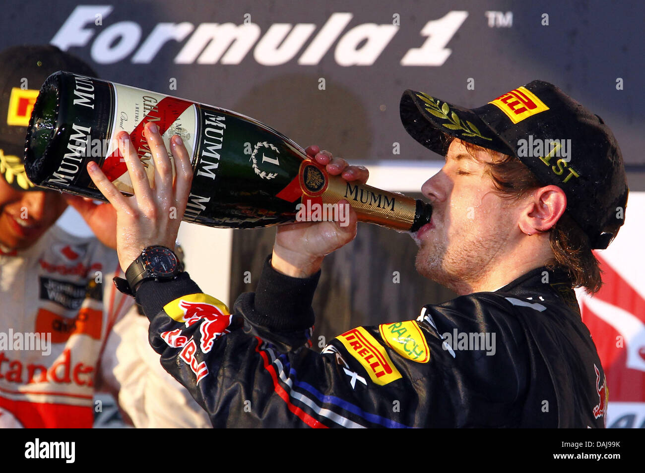 Das Bild zeigt den deutschen Formel1-Fahrer Sebastian Vettel von Red Bull feiert nach dem Sieg der australischen Formel 1 Grand Prix auf dem Albert Park Circuit in Melbourne, Australien am 27. März 2011 auf dem Podium. Foto: Jens Büttner Stockfoto