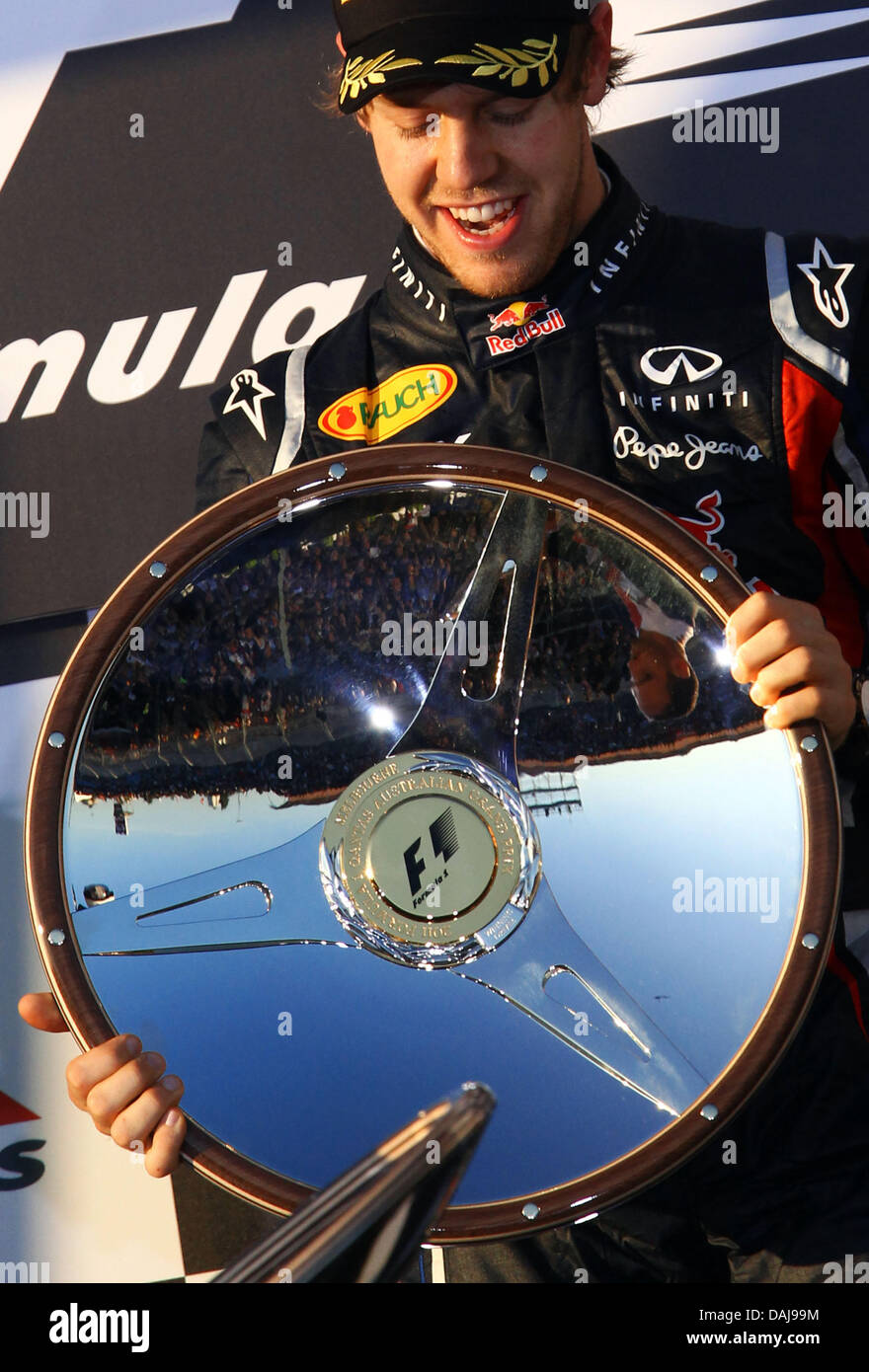 Das Bild zeigt den deutschen Formel1-Fahrer Sebastian Vettel von Red Bull feiert nach dem Sieg der australischen Formel 1 Grand Prix auf dem Albert Park Circuit in Melbourne, Australien am 27. März 2011 auf dem Podium. Foto: Jens Büttner Stockfoto