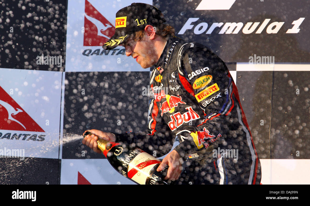 Das Bild zeigt den deutschen Formel1-Fahrer Sebastian Vettel von Red Bull feiert nach dem Sieg der australischen Formel 1 Grand Prix auf dem Albert Park Circuit in Melbourne, Australien am 27. März 2011 auf dem Podium. Foto: Jens Büttner Stockfoto