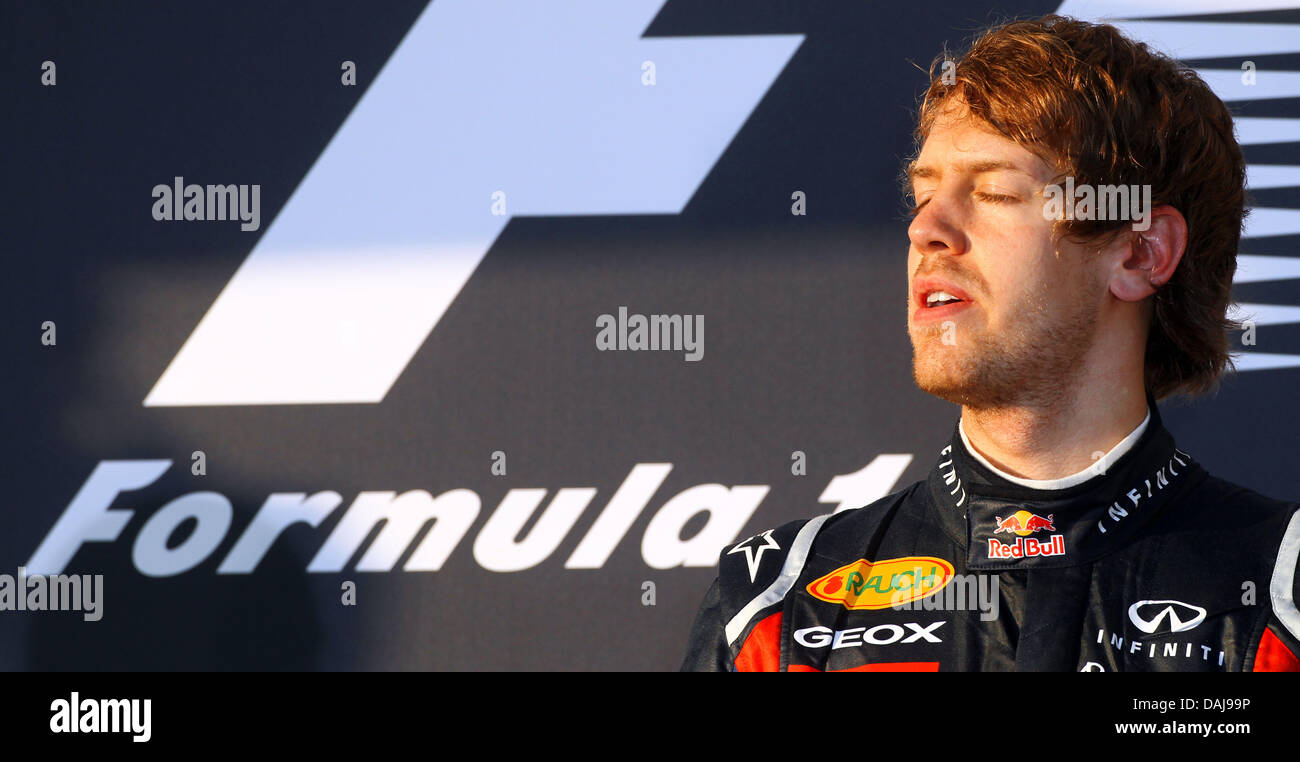 Das Bild zeigt den deutschen Formel1-Fahrer Sebastian Vettel von Red Bull feiert nach dem Sieg der australischen Formel 1 Grand Prix auf dem Albert Park Circuit in Melbourne, Australien am 27. März 2011 auf dem Podium. Foto: Jens Büttner Stockfoto