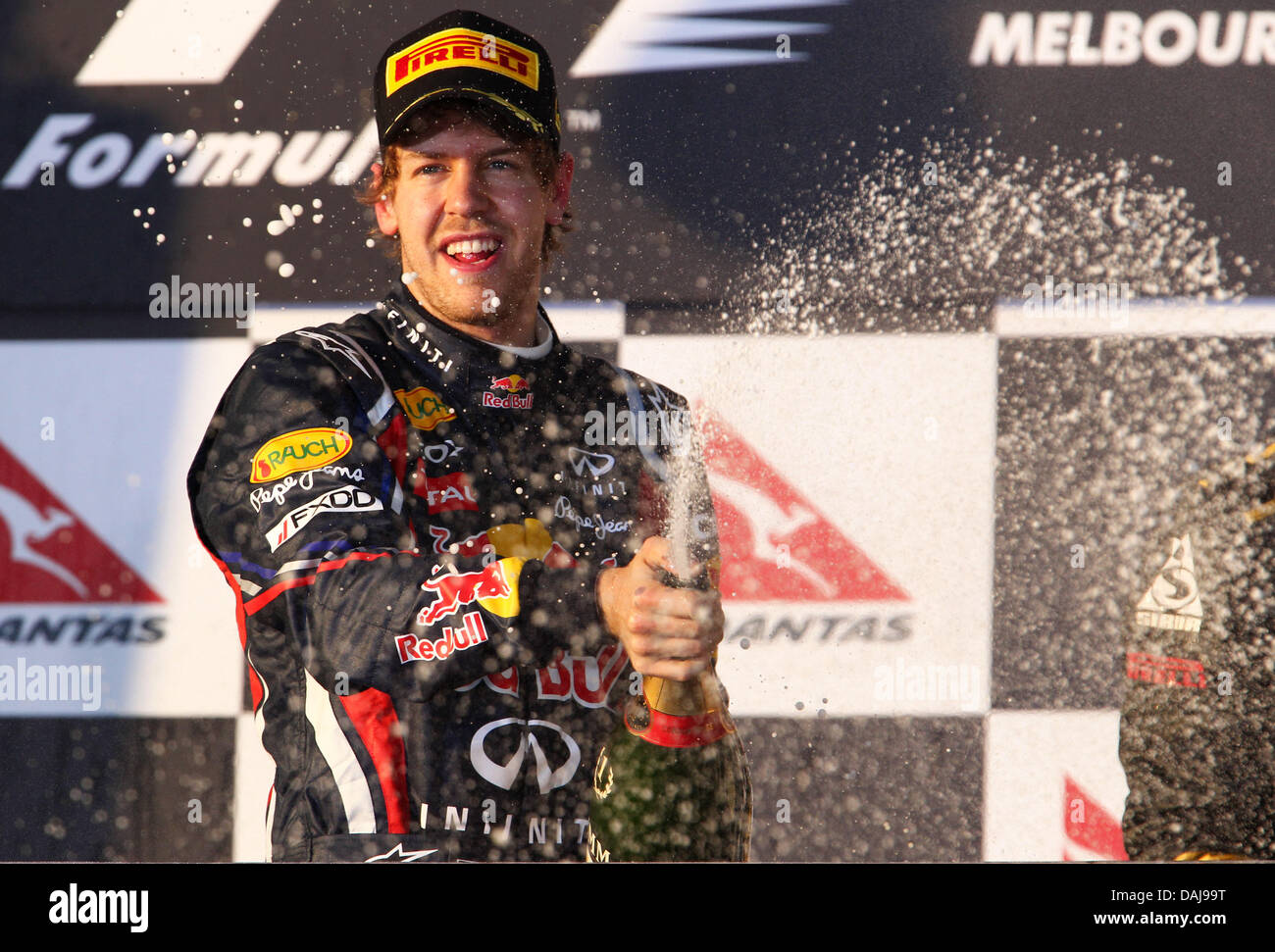Das Bild zeigt den deutschen Formel1-Fahrer Sebastian Vettel von Red Bull feiert nach dem Sieg der australischen Formel 1 Grand Prix auf dem Albert Park Circuit in Melbourne, Australien am 27. März 2011 auf dem Podium. Foto: Jens Büttner Stockfoto