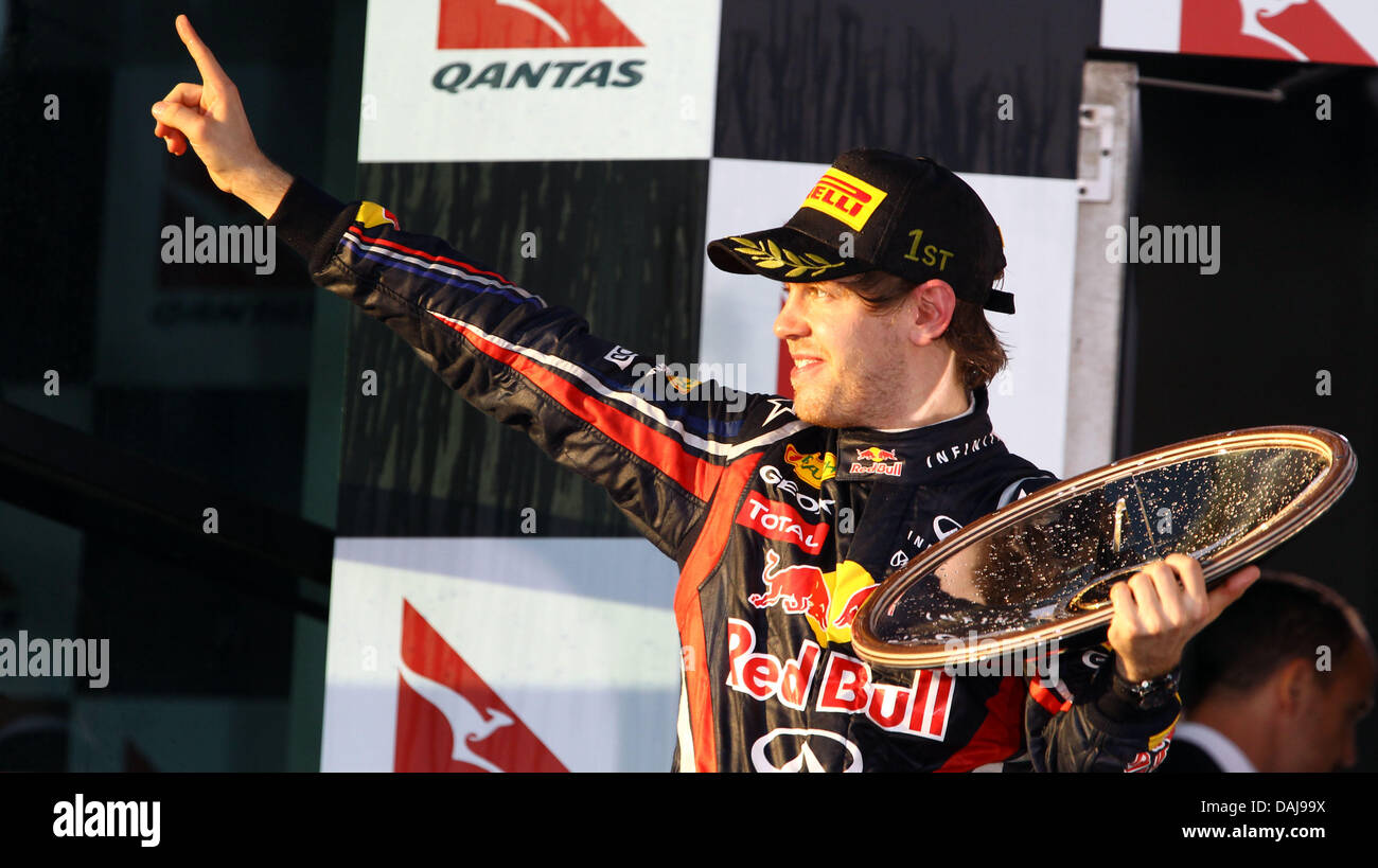 Das Bild zeigt den deutschen Formel1-Fahrer Sebastian Vettel von Red Bull feiert nach dem Sieg der australischen Formel 1 Grand Prix auf dem Albert Park Circuit in Melbourne, Australien am 27. März 2011 auf dem Podium. Foto: Jens Büttner Stockfoto