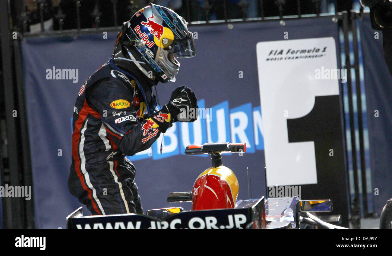 Das Bild zeigt den deutschen Formel1-Fahrer Sebastian Vettel von Red Bull feiert nach dem Sieg der australischen Formel 1 Grand Prix auf dem Albert Park Circuit in Melbourne, Australien am 27. März 2011 auf dem Podium. Foto: Jens Büttner Stockfoto