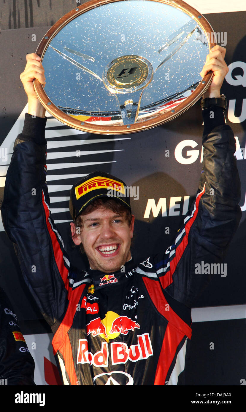 Das Bild zeigt den deutschen Formel1-Fahrer Sebastian Vettel von Red Bull feiert nach dem Sieg der australischen Formel 1 Grand Prix auf dem Albert Park Circuit in Melbourne, Australien am 27. März 2011 auf dem Podium. Foto: Jens Büttner Stockfoto