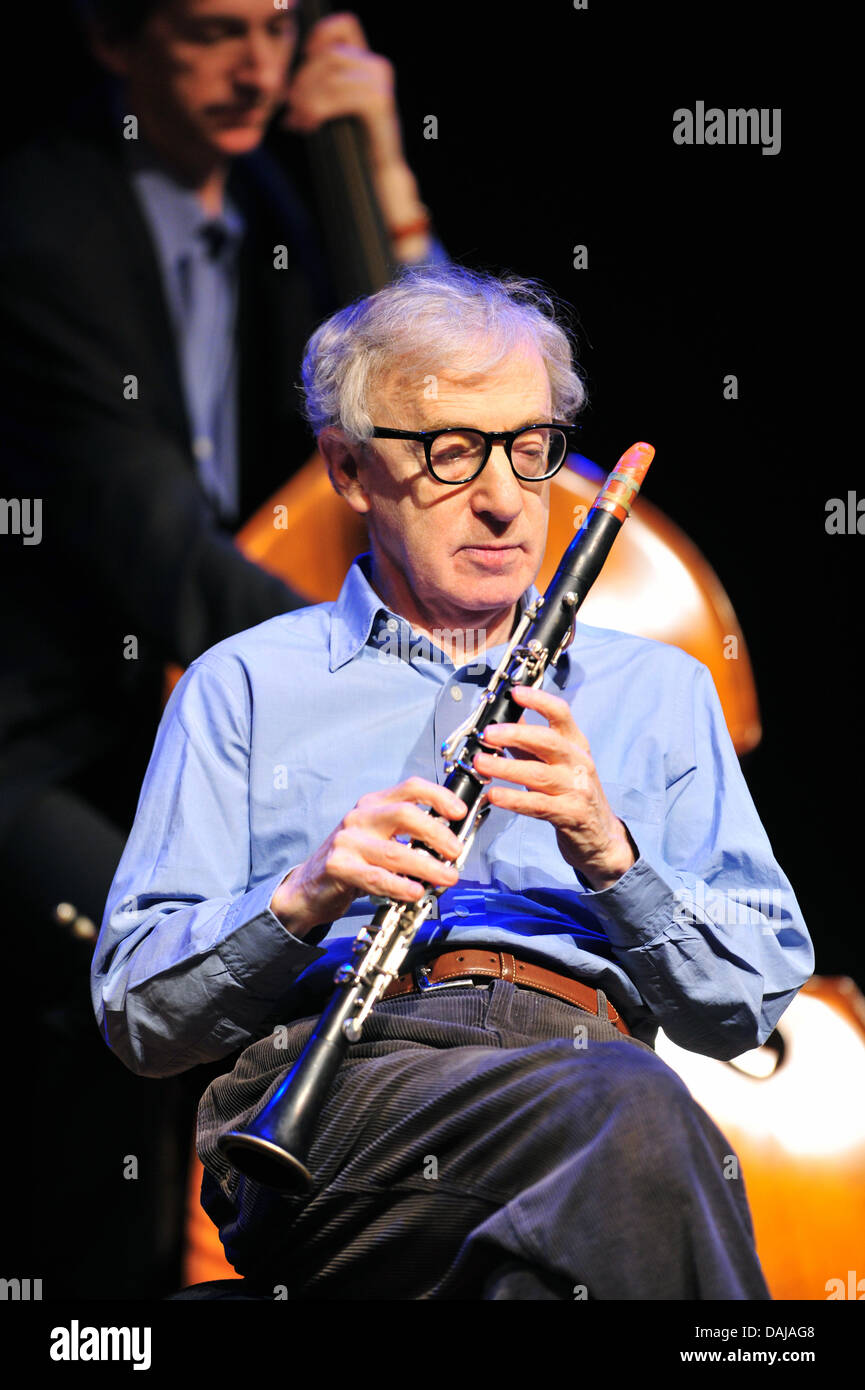 US-Regisseur Woody Allen tritt mit seiner New Orleans Jazz Band in der Philharmonie in München, 29. März 2011. Es ist das erste von drei Konzerten in Deutschland, wo Woody Allen Klarinette spielt. Foto: Peter Kneffel Stockfoto