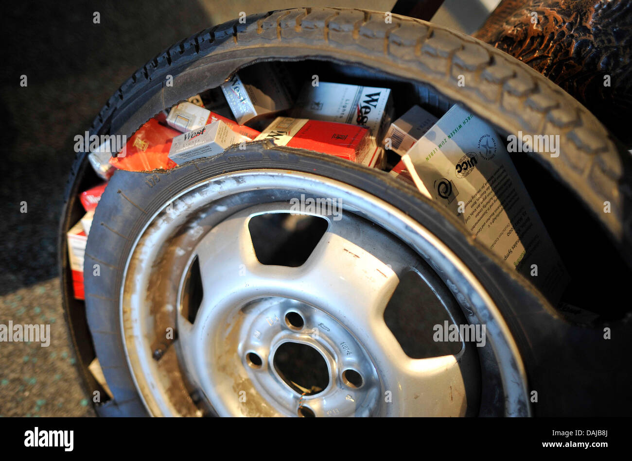 Ein PKW-Reifens verwendet, um Zigaretten zu schmuggeln ist auf dem Display in einer Ausstellung von der Custom-Untersuchungen-Agentur in Köln, 23. März 2011. Die Ausstellung zeigt unter anderem den kreativen Schmuggel Verstecke, die die Zollstelle gefunden hat. Foto: HENNING KAISER Stockfoto