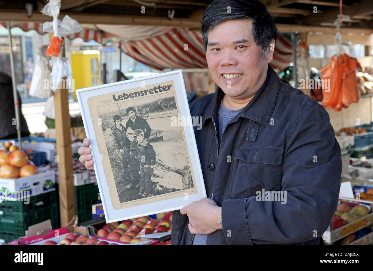 VU Van Hanh aus Vietnam steht hinter seinem Gemüse Stand in Dresden, Deutschland, 21. März 2011. In den Zeiten der Deutschen Demokratischen Republik (DDR) 53-Year-Old rettete zwei Kinder vor dem Ertrinken in der ehemaligen Karl Marx Stadt und erhielt die Lifesaving Medal der DDR. Nach der Wende der Maschinenbau-Ingenieur verlor seinen Beruf und gründete sein eigenes Unternehmen. Für weitere th Stockfoto