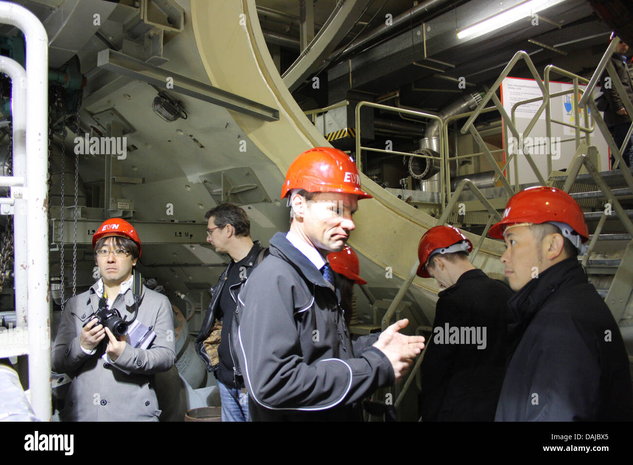 Ein Sprecher aus dem Ingenieurbüro EVN, Stefan Zach, erklärt das Design des Reaktorkerns japanische Journalisten vor den Sicherheitsbehälter des stillgelegten österreichischen Kernkraftwerk Zwentendorf, Österreichs 1. April 2011. Zwentendorf ist wohl das sicherste Kernkraftwerk der Welt. Während die Menschen in Japan sind auf der Flucht aus der Katastrophe im Kernkraftwerk p Stockfoto