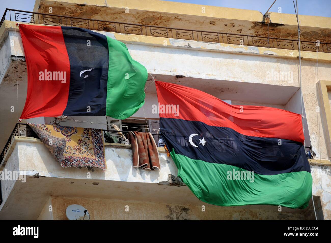 Pre-Gaddafi-Ära Königreich Libyen Fahnen fliegen Rebellen besetzten Banghazi, Libyen, 3. April 2011. Libyens Staatschef Muammar Al-Gaddafi weiterhin ablehnen bietet für einen Waffenstillstand. Foto: Maurizio Gambarini Stockfoto