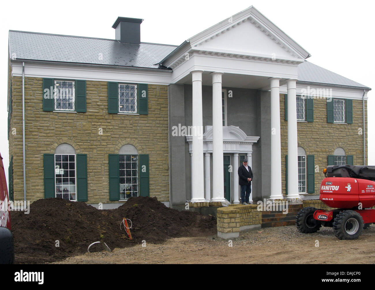 Der Däne Henrik Knudsen posiert in Randers, Dänemark, 28. März 2011. Henrik Knudsen versucht, die legendäre Residenz von Elvis Presley, Graceland, am 15. April 2011 zu öffnen. Foto: Thomas Borchert Stockfoto