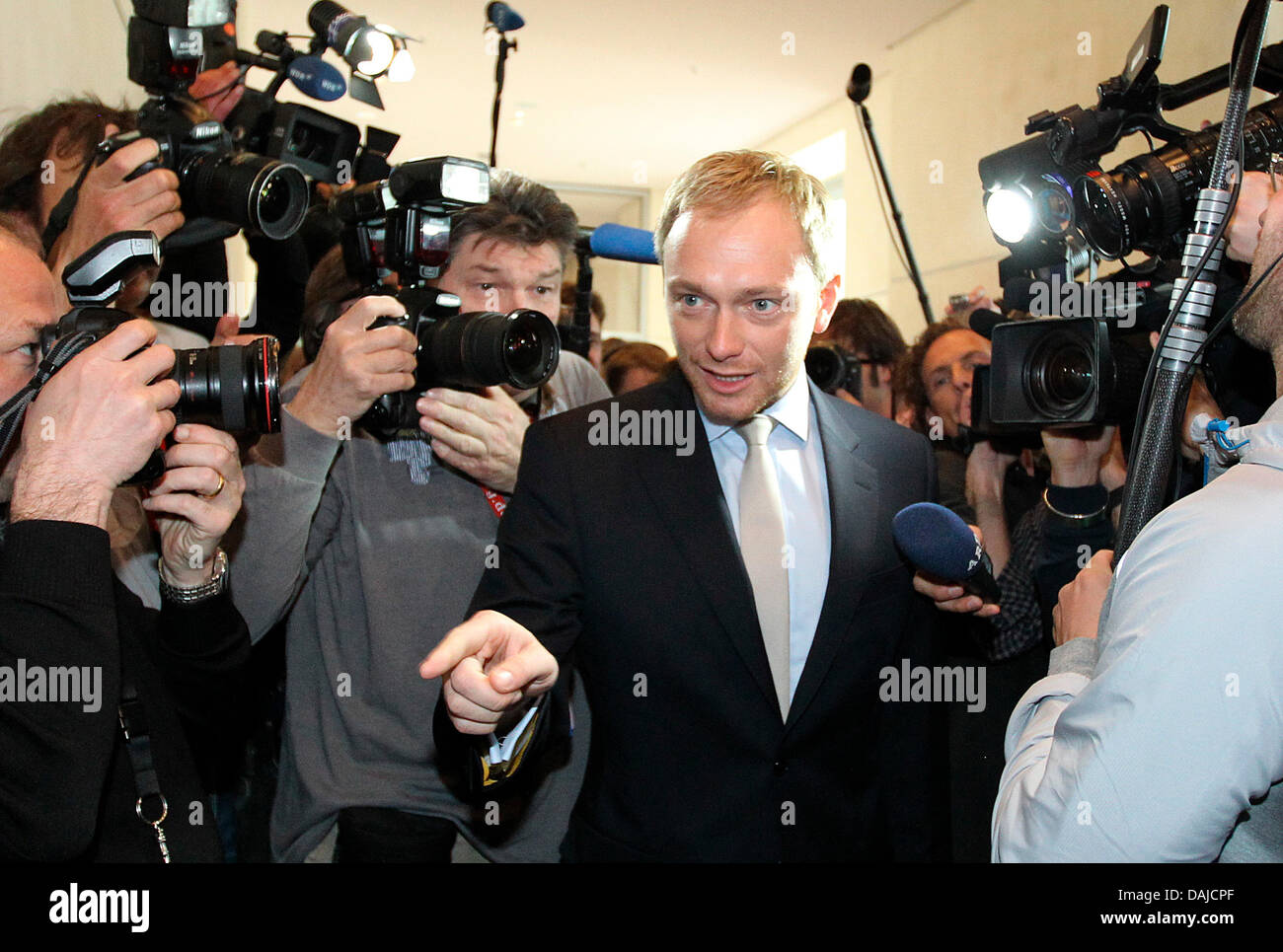 Der Generalsekretär der freien demokratischen Partei (FDP) Christian Lindner kommt auf dem Kongress der FDP-Vorstand und den Landesvorsitzenden der FDP im Reichstag in Berlin, Deutschland, 5. April 2011. Der Beirat berät bei der Abfolge von Parteichef Guido Westerwelle. FOTO: WOLFGANG KUMM Stockfoto