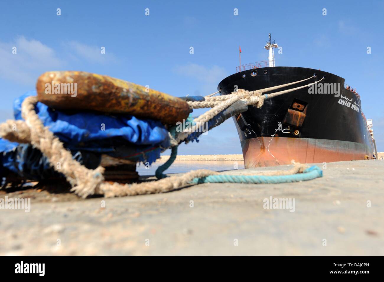 Der Öltanker "Anwaar Afriqya" in Bengasi Hafen, 5. April 2011. Zum ersten Mal ist Öl aus den von den libyschen Rebellen kontrollierten Gebieten exportiert werden. Foto: Maurizio Gambarini Stockfoto