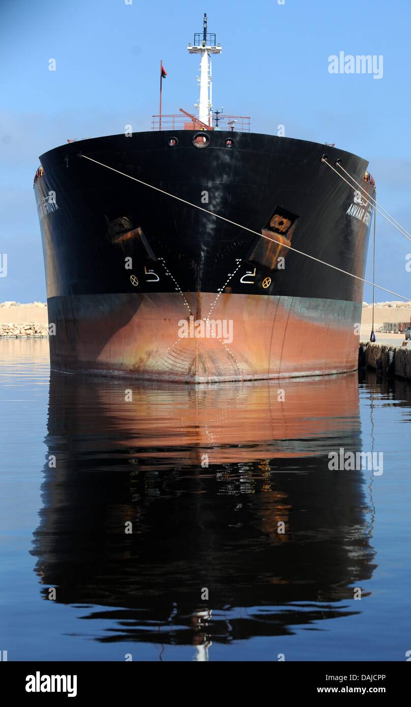 Der Öltanker "Anwaar Afriqya" in Bengasi Hafen, 5. April 2011. Zum ersten Mal ist Öl aus den von den libyschen Rebellen kontrollierten Gebieten exportiert werden. Foto: Maurizio Gambarini Stockfoto