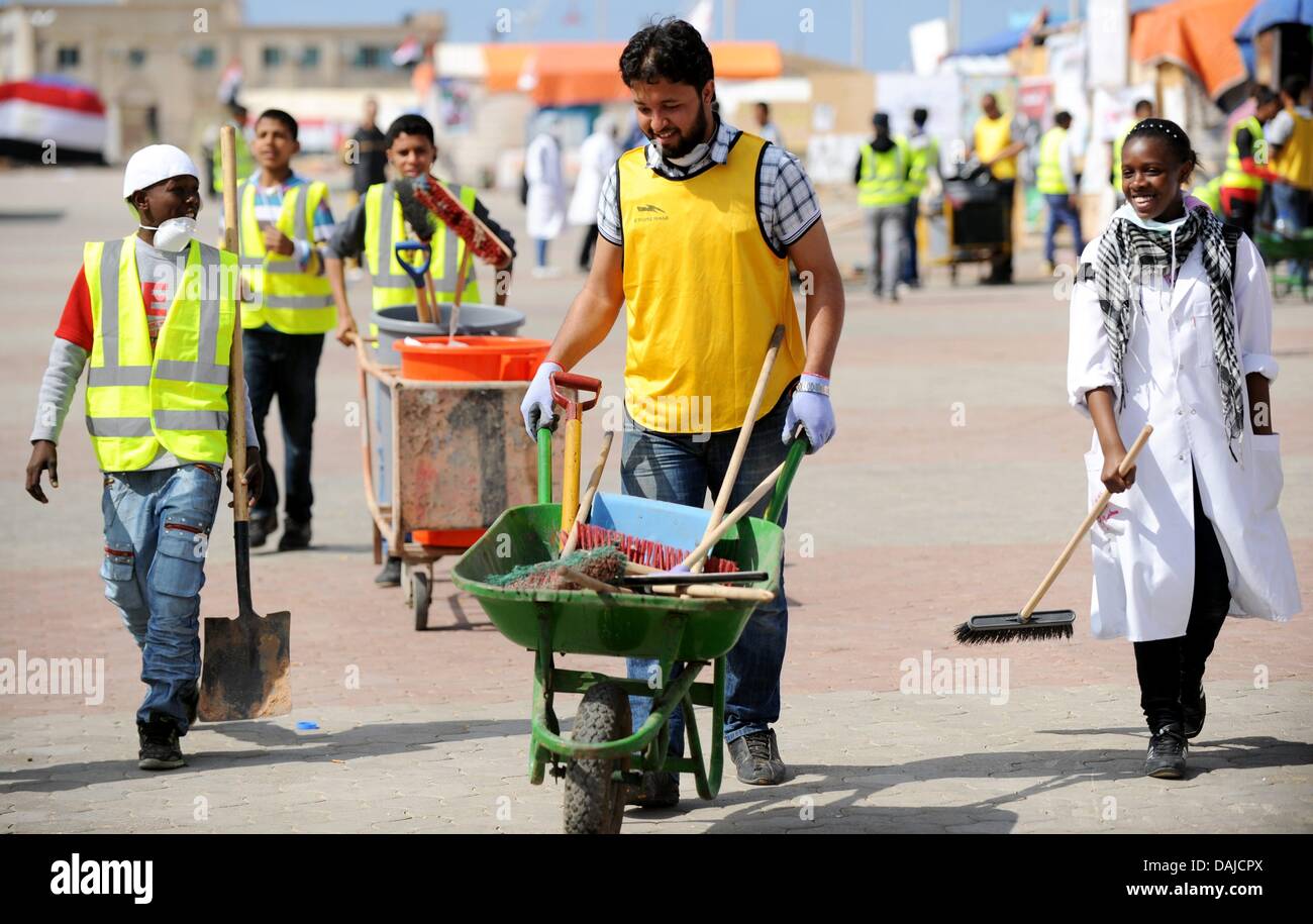 Junge Libyer der lokalen Bürger-Gruppe "Halten Benghazi frei und sauber" löscht die Straßen von Müll in Benghazi, Libyen, 5. April 2011. Junge Menschen aus Benghazi arbeiten, um die Stadt sauber zu halten, da die meisten schwarzen afrikanischen Straße Reiniger, von der örtlichen Behörde beschäftigt die aktuellen Feindseligkeiten entweder geflohen sind oder, als falsch erkannten Söldner angeheuert von Libyens Dic getötet wurden Stockfoto