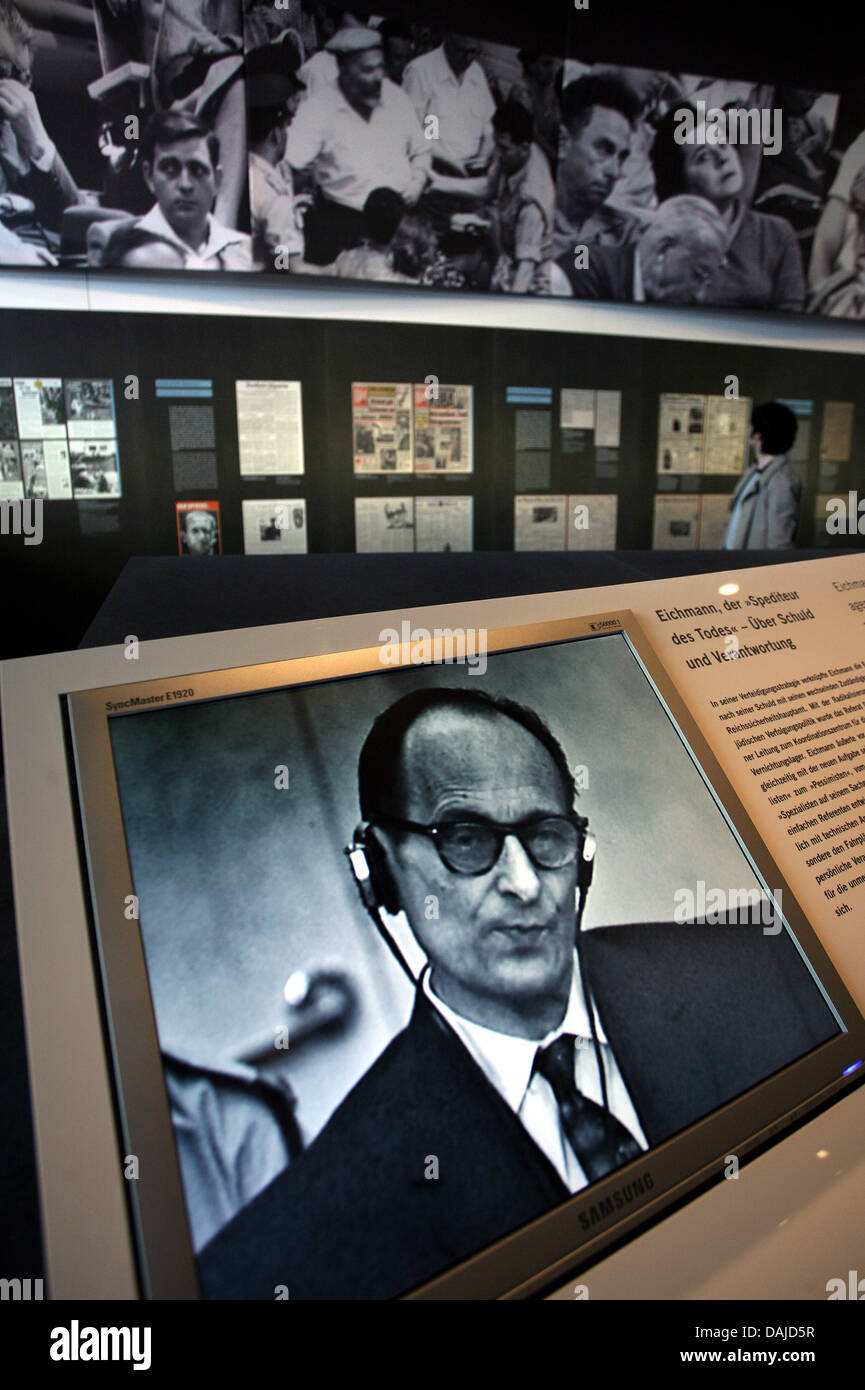 Ein Besucher geht durch die Ausstellung "mit Blick auf Gerechtigkeit - Adolf Eichmann vor Gericht (Der Prozess - Adolf Eichmann Vor Gericht) in Berlin, Deutschland, 5. April 2011. Die Ausstellung, die den Prozess gegen Nazi-kriminellen Adolf Eichmann 1961 dokumentiert, öffnet sich bei der Stiftung "Topographie des Terrors" in Berlin am 6. April 2011. Foto: Stephanie Pilick Stockfoto