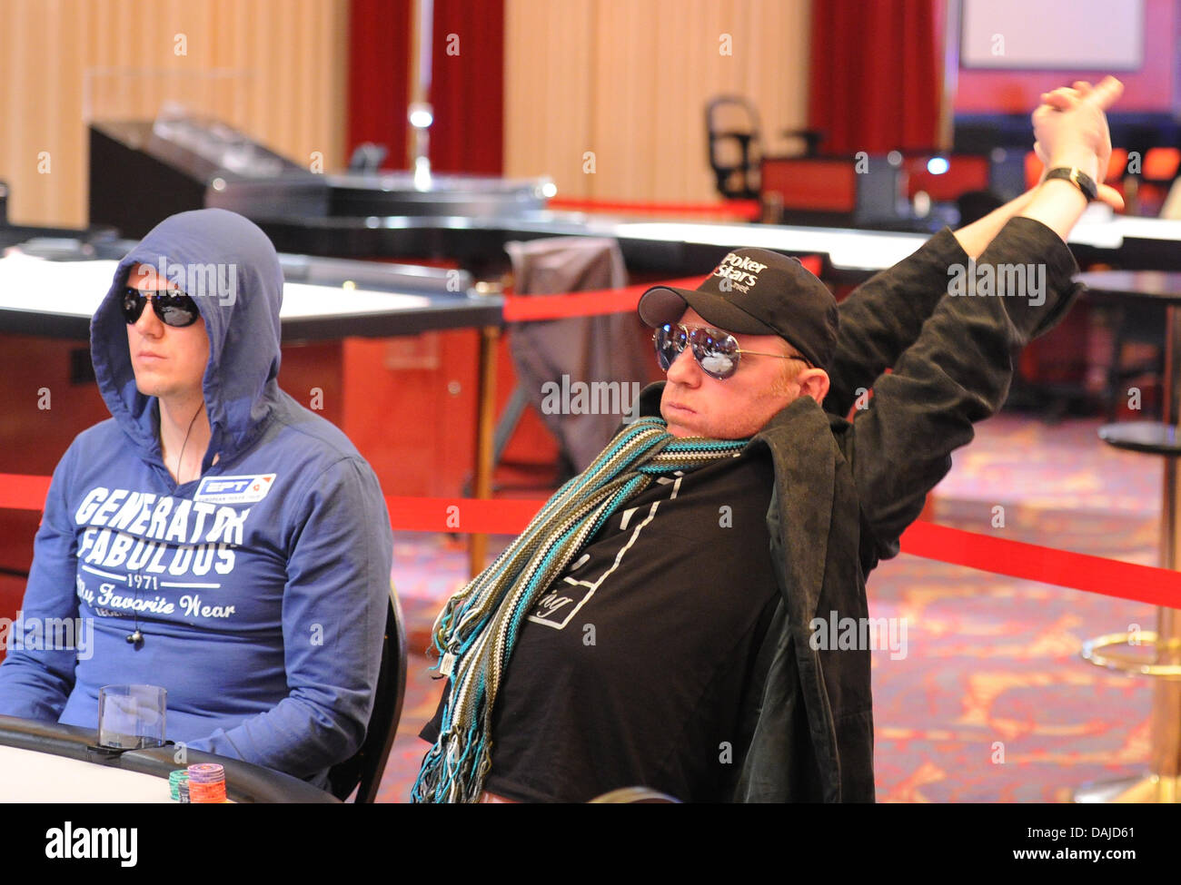 Ehemalige deutsche Tennisspielerin Boris Becker (R) sitzt an einem Kartentische im Casino Berlin während der Berlin-Poker-Turnier der European Poker Tour (EPT) in Berlin, Deutschland, 5. April 2011. Das Turnier bestehend aus 800 Teilnehmern findet bis zum 10. April 2011. Das Turnier mit 800 Teilnehmern findet bis zum 10. April. Foto: Jens Kalaene Stockfoto