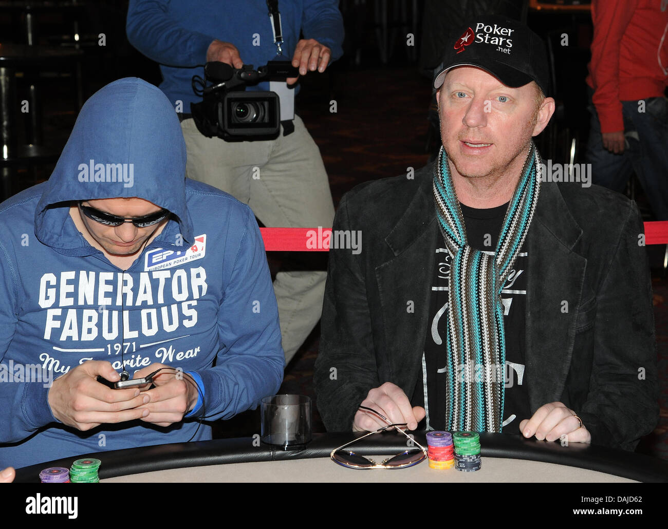 Ehemalige deutsche Tennisspielerin Boris Becker (R) sitzt an einem Kartentische im Casino Berlin während der Berlin-Poker-Turnier der European Poker Tour (EPT) in Berlin, Deutschland, 5. April 2011. Das Turnier bestehend aus 800 Teilnehmern findet bis zum 10. April 2011. Das Turnier mit 800 Teilnehmern findet bis zum 10. April. Foto: Jens Kalaene Stockfoto