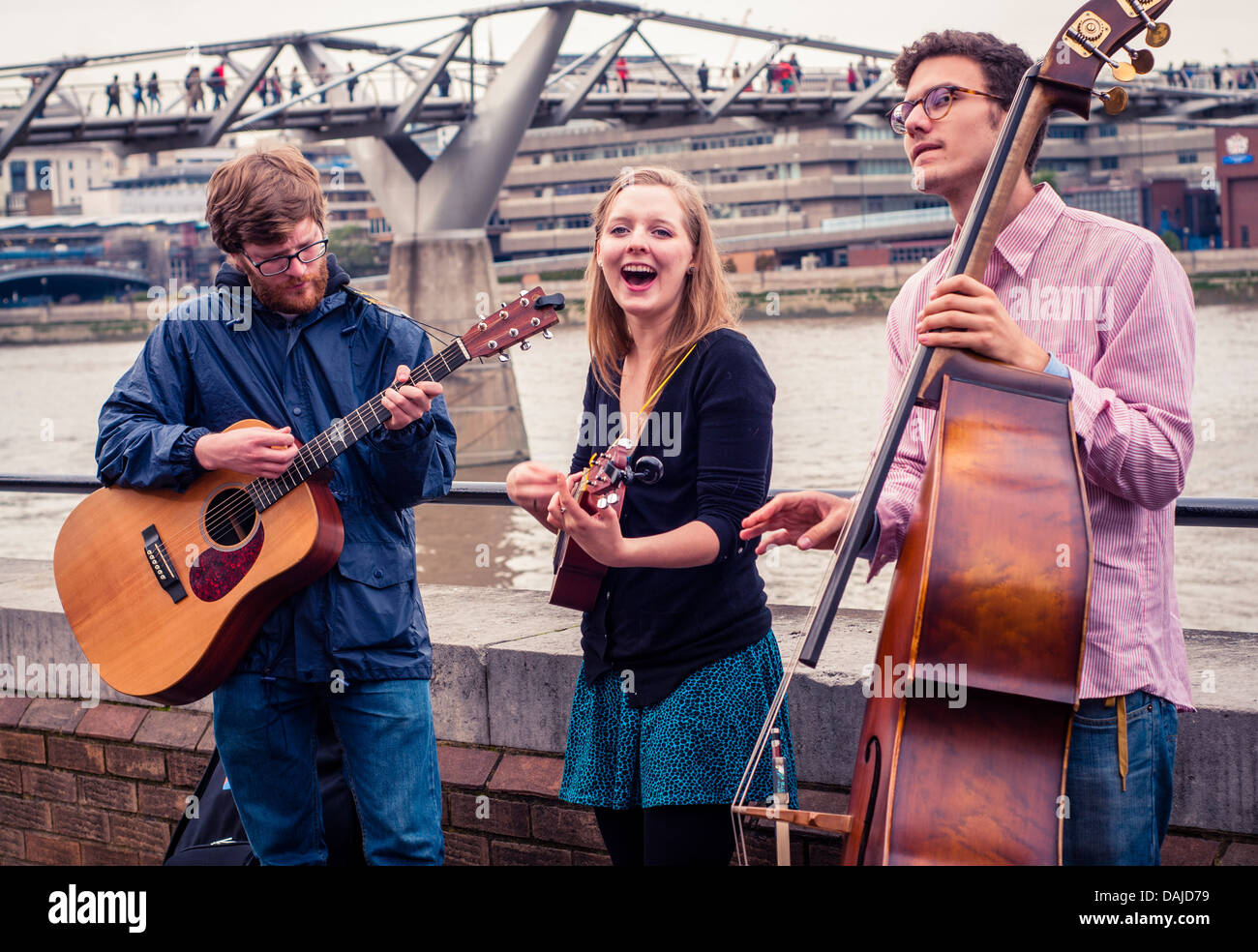 Eine Gruppe von Musikern, die Wiedergabe von Musik auf der Southbank, London Stockfoto