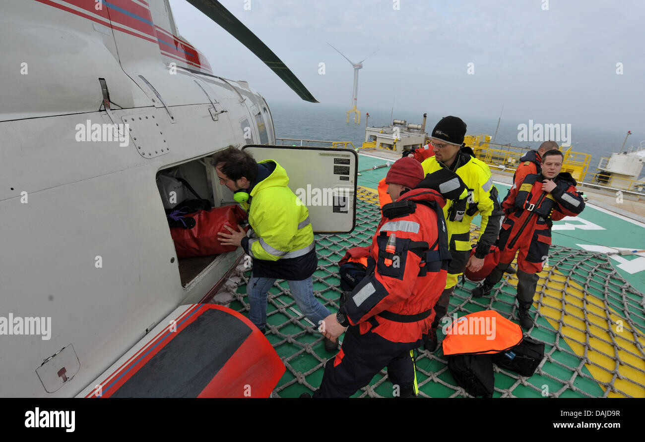 Eine Änderung des Personals erfolgt auf der Arbeitsplattform BARD 1 von der Offshore-Windpark in der Nordsee, rund 100 km nordwestlich von Borkum, Deutschland, 6. April 2011. Die deutsche Windenergiebranche sieht gute Chancen für Windenergie: nach ihnen, Kernenergie in Deutschland können entlassen. Foto: Carmen Jaspersen Stockfoto