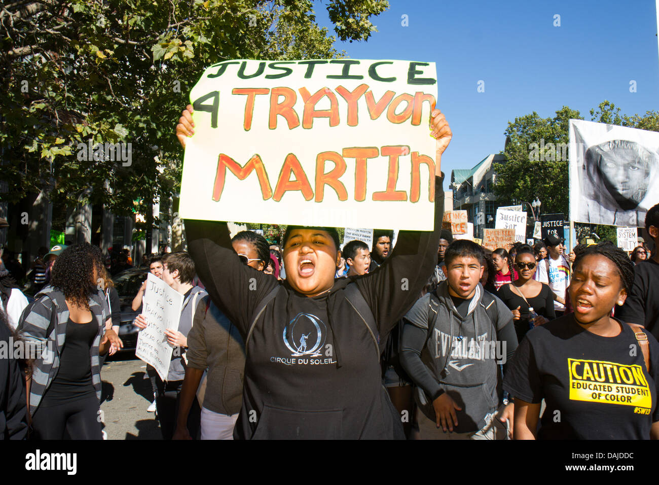 Oakland, Kalifornien, USA. 14. Juli 2013. Demonstranten einberufen, in der Nähe von Oakland City Hall am Sonntagnachmittag vor marschieren von und nach West Oakland BART-Station.  14. Juli 2013 Kredit: John Orvis/Alamy Live-Nachrichten Stockfoto