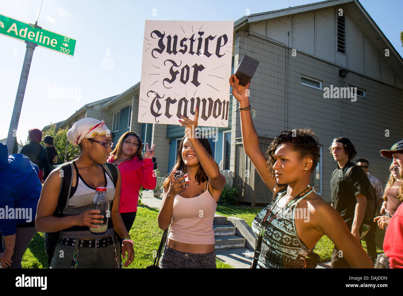 Oakland, Kalifornien, USA. 14. Juli 2013. Demonstranten einberufen, in der Nähe von Oakland City Hall am Sonntagnachmittag vor marschieren von und nach West Oakland BART-Station.  14. Juli 2013 Kredit: John Orvis/Alamy Live-Nachrichten Stockfoto