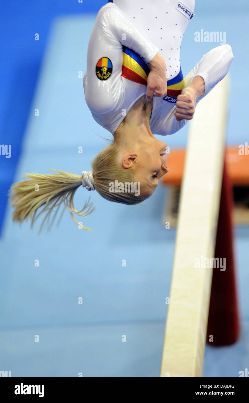 Rumänische Turnerin Sandra Raluca Izbasa führt einen Sprung während der 2011 Gymnastik-EM in Berlin, Deutschland, 6. April 2011. Foto: Hannibal Hanschke Stockfoto