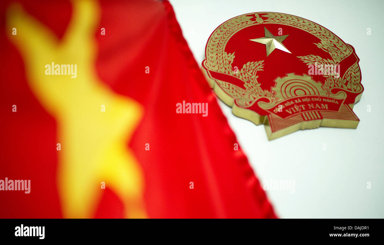 Eine vietnamesische Nationalflagge abgebildet in Hanoi, Vietnam, 29. März 2011. Foto: Arno Burgi Stockfoto