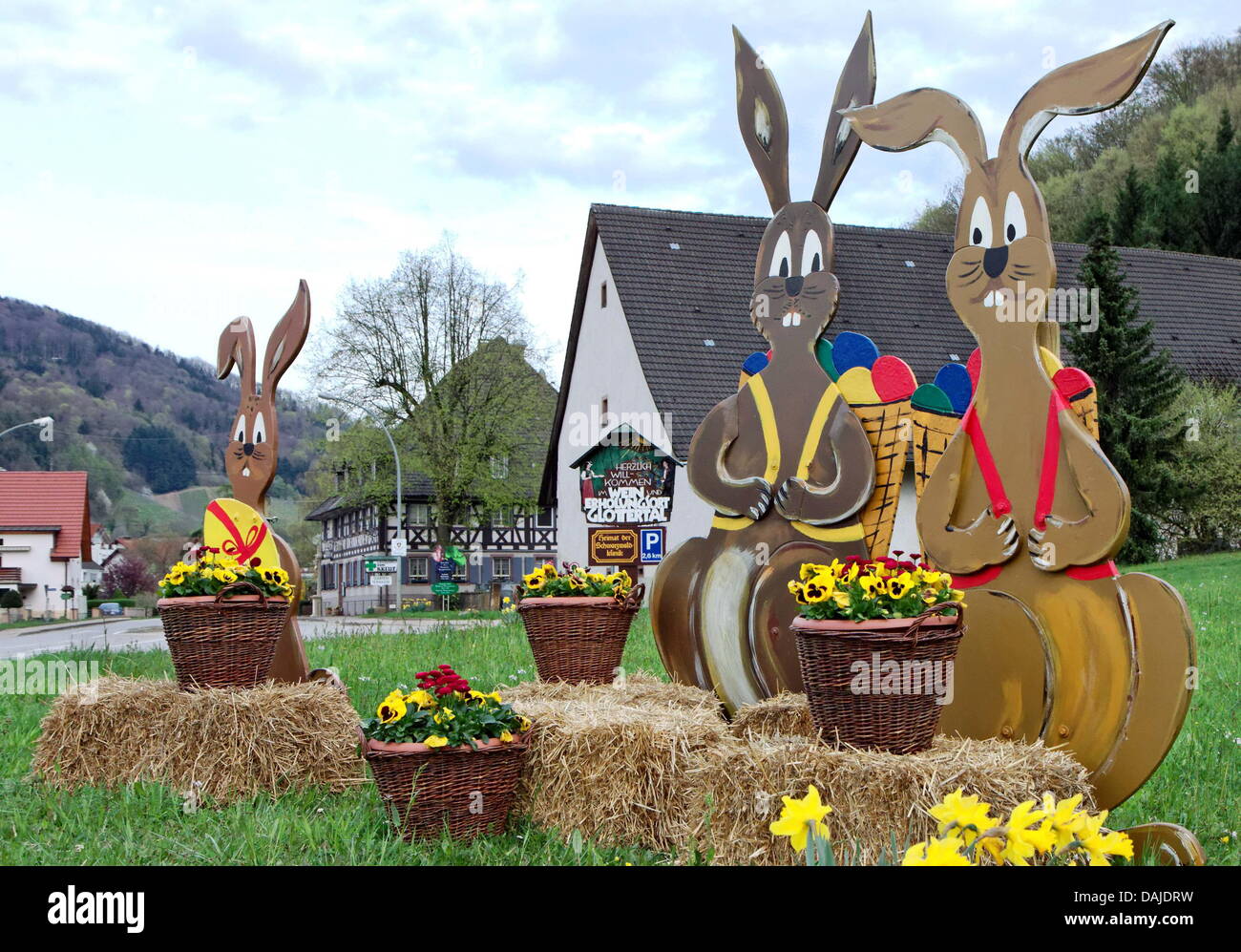 Osterhasen aus Holz und Blumen gemacht werden am Eingang ...