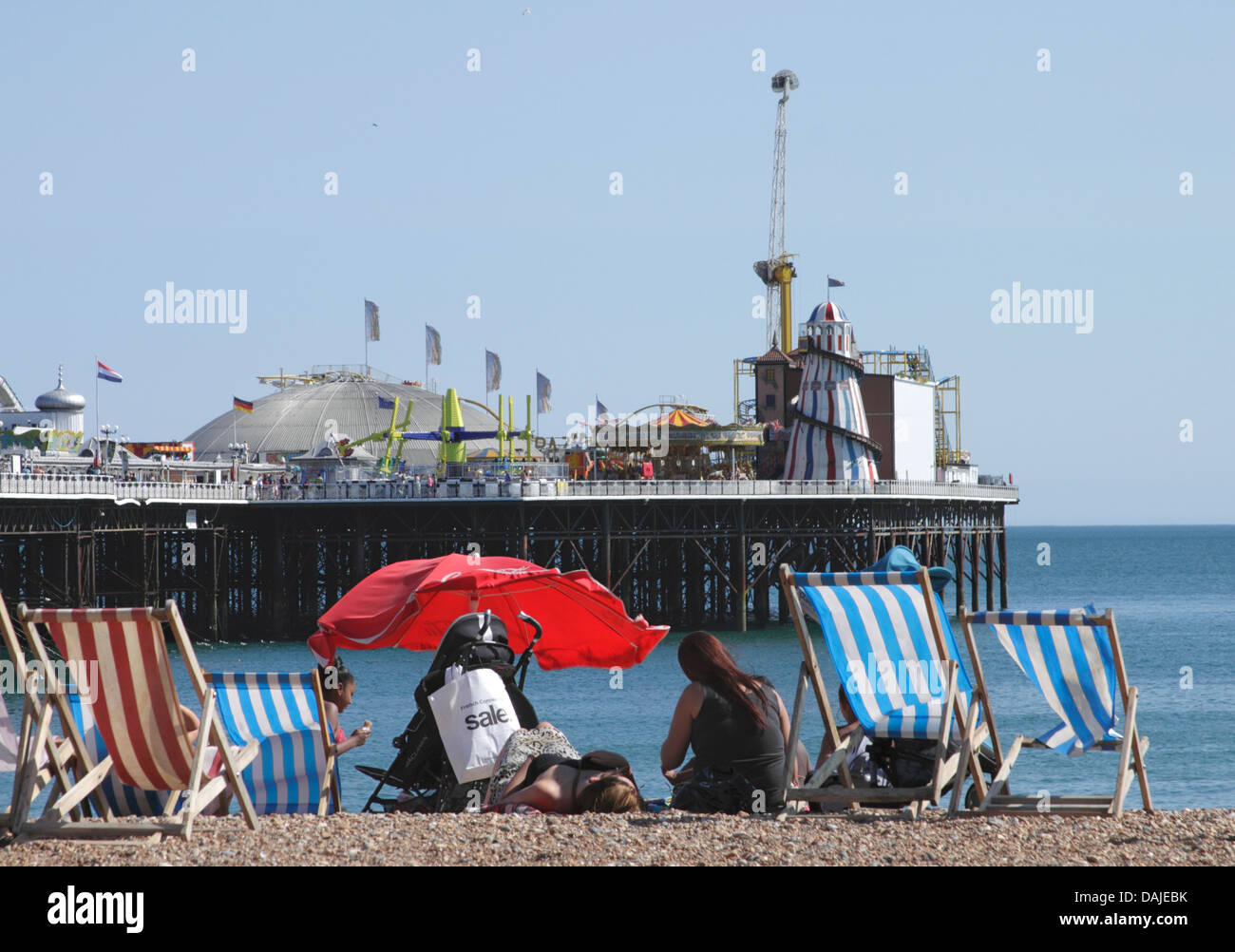 Liegestühle am Strand von Brighton, Sussex Stockfoto