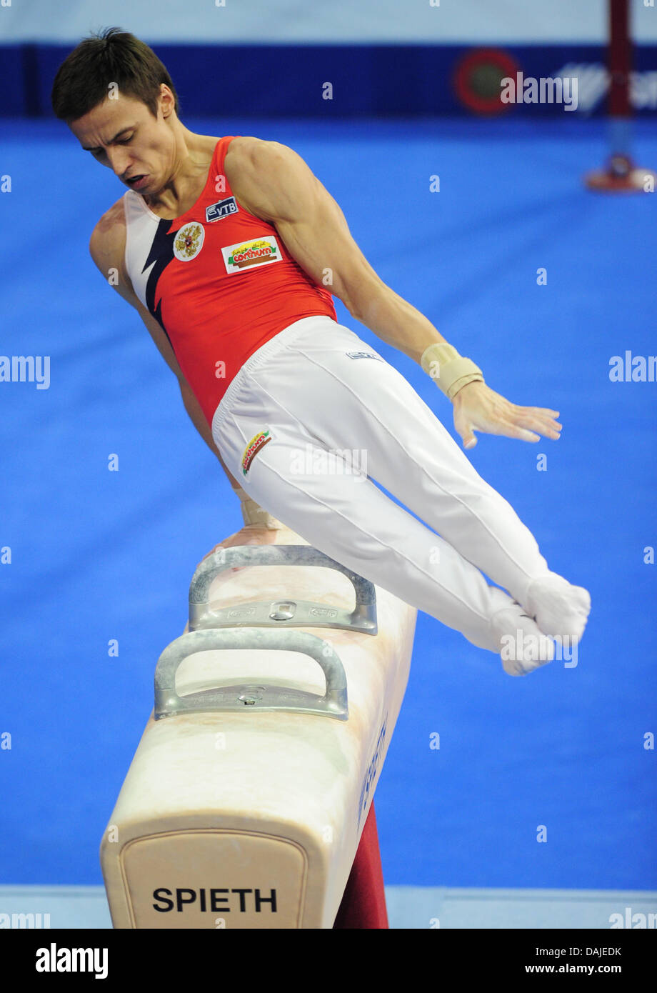 Der Gymnast Maxim Devyatovsky aus Russland führt am Pauschenpferd