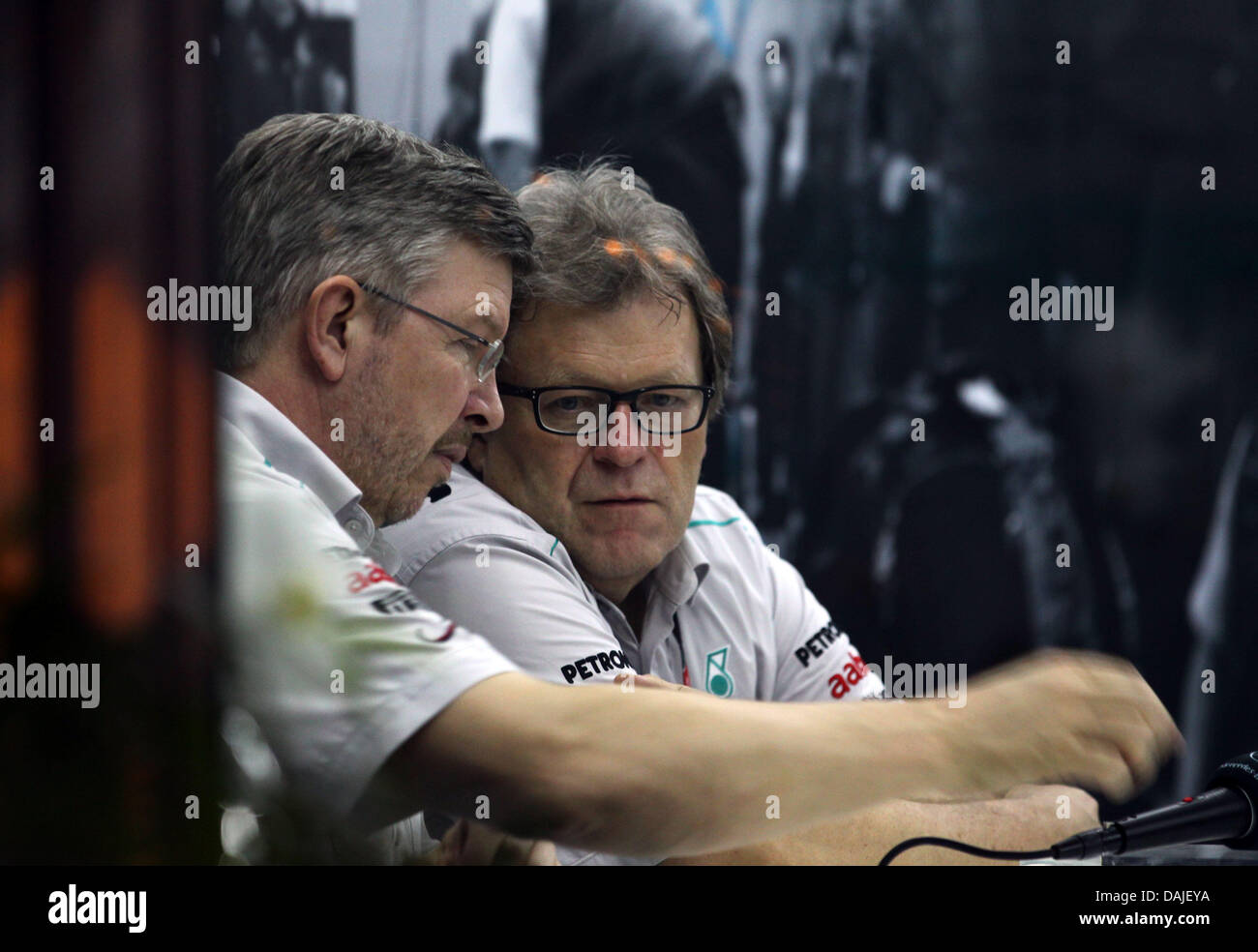 Chef des Motorsports von Mercedes, Deutsch Norbert Haug (R) und der Team-Manager von Mercedes GP, Englisch Ross Brawn (L) während einer Pressekonferenz auf dem Sepang Circuit außerhalb Kuala Lumpur, Malaysia, 9. April 2011 zu sehen. Der Formel 1 Grand Prix von Malaysia stattfinden am 10. April 2011. Foto: Jens Buettner dpa Stockfoto