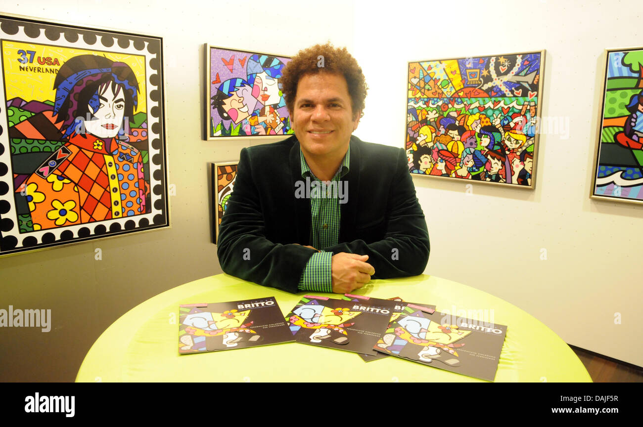 Brasilianische Pop-Art-Maler und Bildhauer Romero Britto stellt neben seine  Gemälde in der Galerie Mensing in Hamburg, Deutschland, 10. April 2011.  Foto: HORST OSSINGER Stockfotografie - Alamy