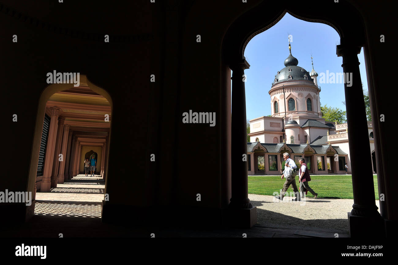 Touristen schlendern durch den Park am Schwetzinger Schloss in Schwetzingen, Deutschland, 10. April 2011. Schwetzingen war die Sommerresidenz der Kurfürsten Pfalz Karl III Philipp und Charles Theodore. Foto: MARIUS BECKER Stockfoto