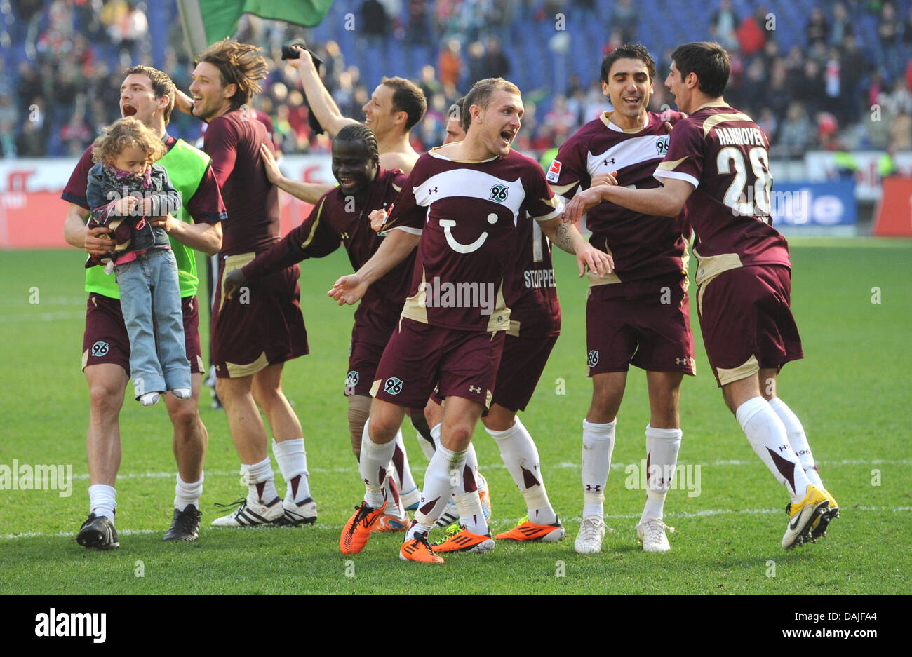 Hannovers Fußball Mannschaft feiert nach dem Sieg in der Bundesliga-Fußball-Partie zwischen Hannover 96 Vs 1. FSV Mainz 05 an den AWD Arean in Hannover, Deutschland, 9. April 2011. Hannover gewann 2: 0. Foto: Julian Stratenschulte Stockfoto