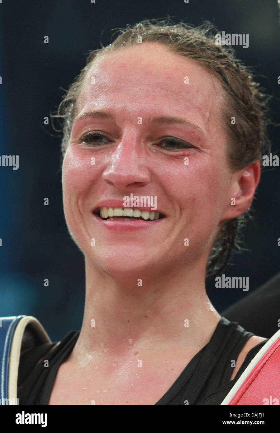 Deutscher Boxer Ramona Kuehne lächelt nach dem Gewinn der Frauen Welt-Titelkampf im Superfedergewicht Boxen gegen ihre Anwärter Tschechische Boxer Arleta Krausova in Magdeburg, Deutschland, 9. April 2011. Foto: Jens Wolf Stockfoto