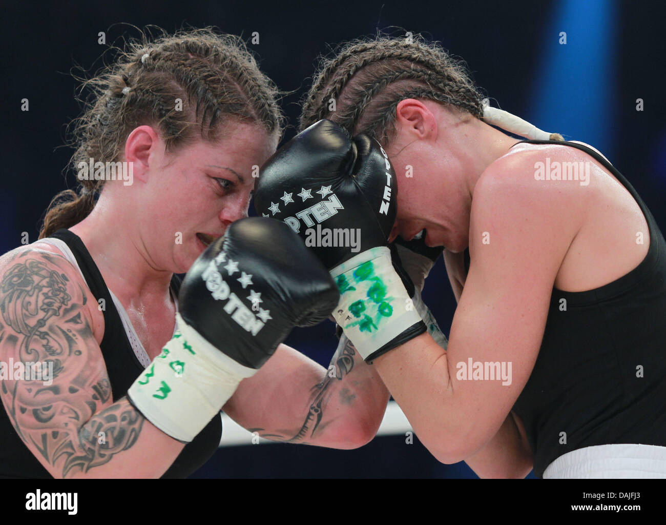Deutscher Boxer Ramona Kühne (L) kämpft ihr Anwärter Tschechische Boxer Arleta Krausova in die Frauen-Welt-Titelkampf im Superfedergewicht Boxen in Magdeburg, Deutschland, 9. April 2011. Foto: Jens Wolf Stockfoto