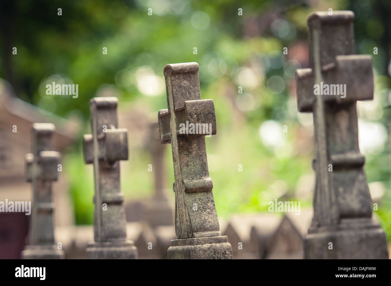 Kreuze auf Grabsteinen in Père Lachaise Friedhof, Paris, Frankreich Stockfoto