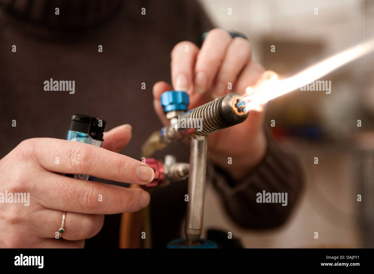 Deutschland, Bayern, Reife Frau machen Glasperlen Stockfoto