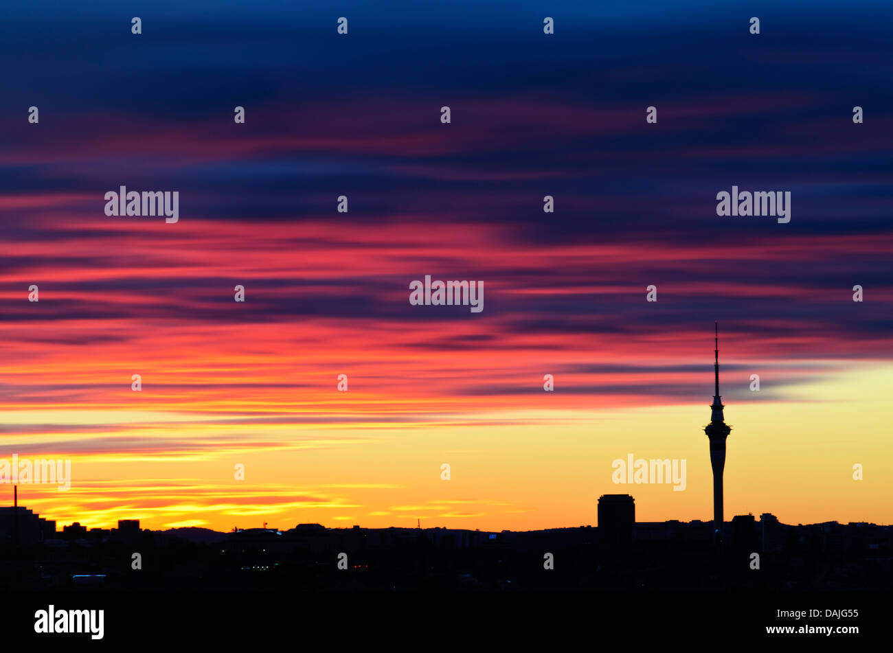 feurigen Himmel über Auckland Stadtzentrum Stockfoto