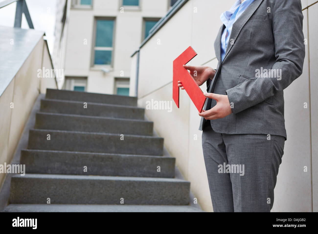 Roter Pfeil weist uns den Weg zur Treppe nach oben Stockfoto