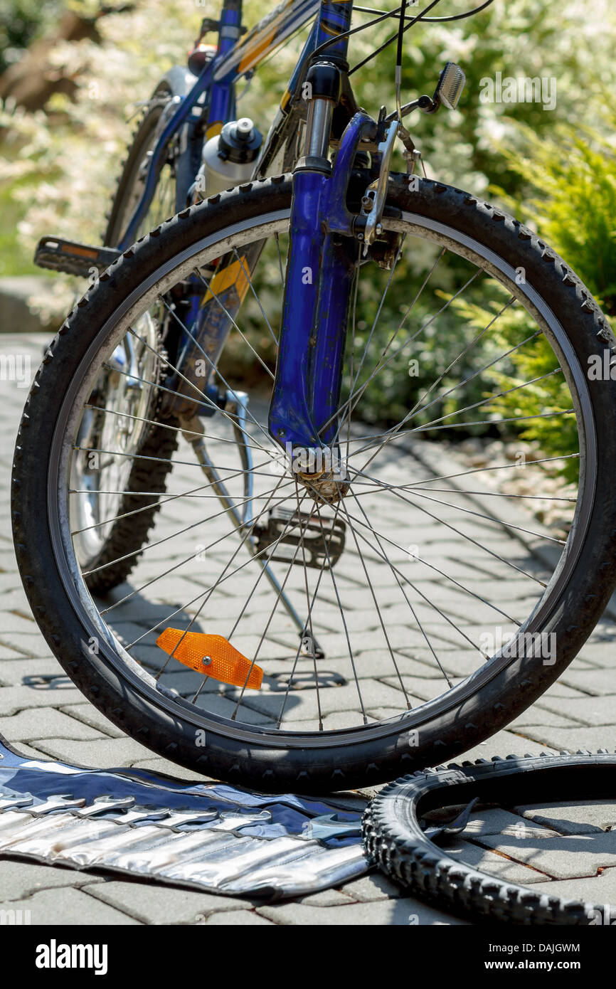Fahrrad reparieren, bereiten auf alten Reifen mit Werkzeugen, unscharfen Hintergrund ändern Stockfoto