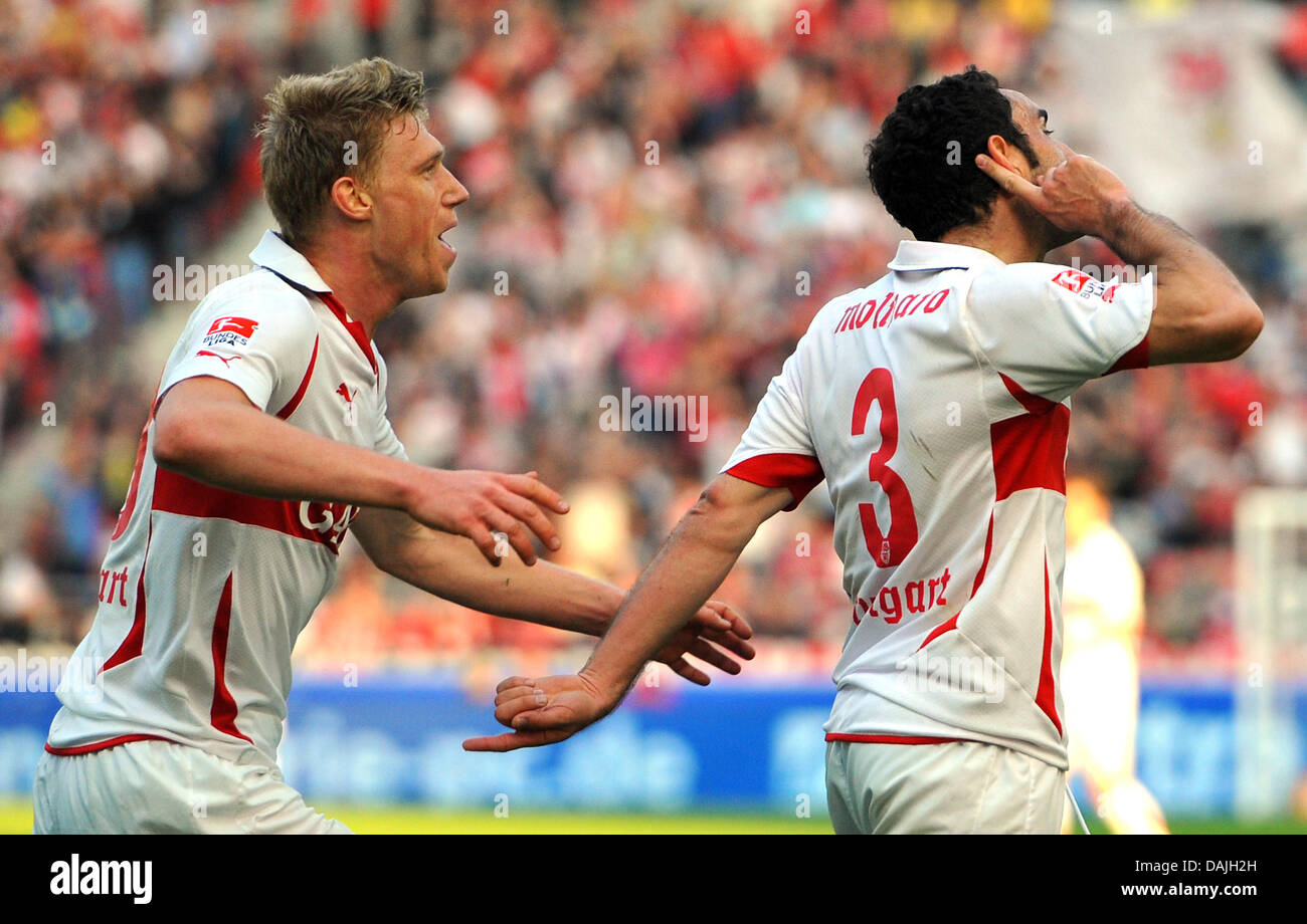 Der Stuttgarter Pavel Pogrebnyak (L) feiert sein 2:1 Tor mit seinem Teamkollegen Cristian Molinaro beim deutschen Bundesliga-Spiel VfB Stuttgart vs. 1. FC Kaiserslautern in der Mercedes-Benz Arena in Stuttgart, Deutschland, 9. April 2011. Foto: Uwe Anspach Stockfoto