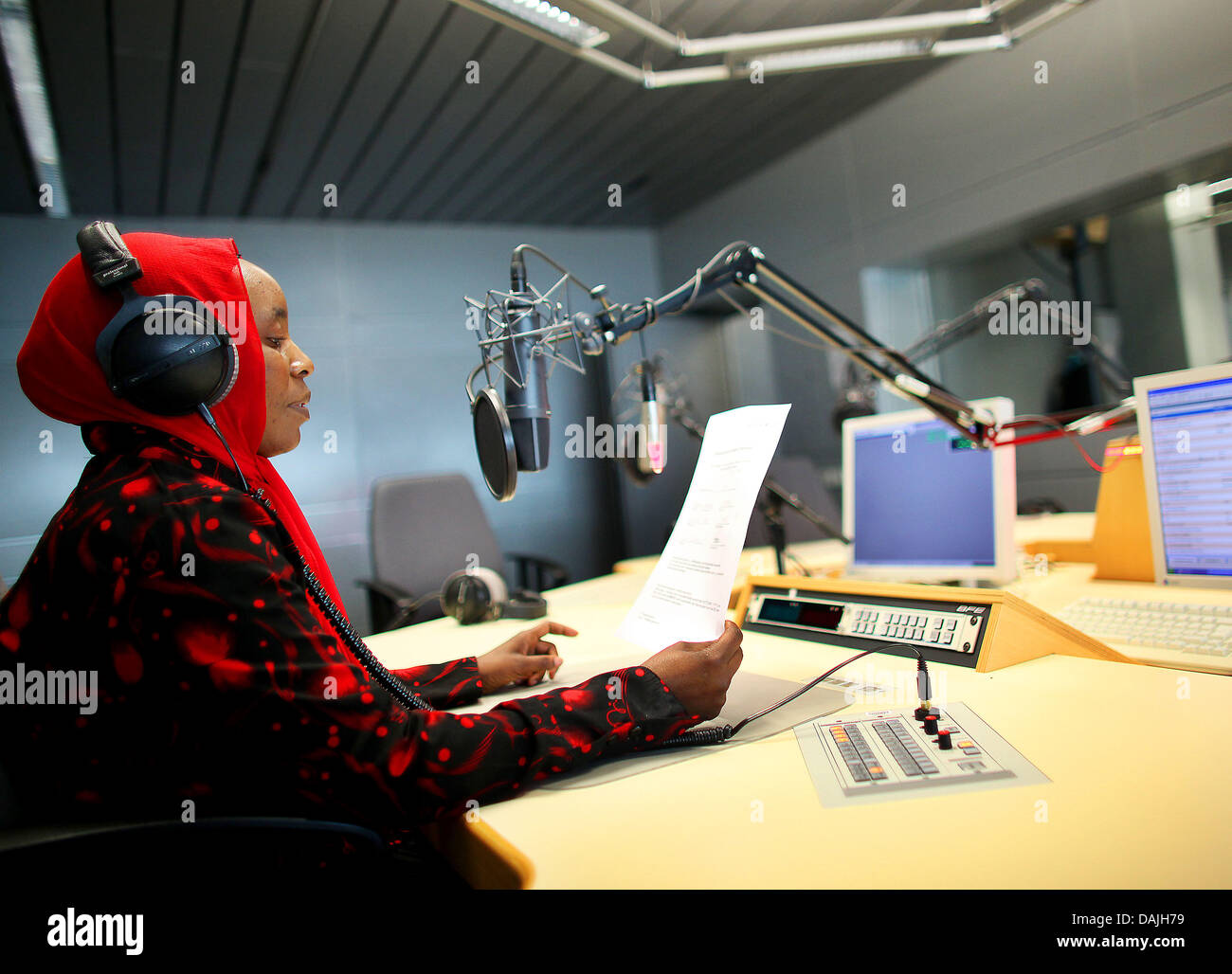 Editor Zainab Ahmed Mohammed aus Nigeria beherbergt ein Radioprogramm in einer afrikanischen Sprache (Haussa) für die Zuhörer auf der ganzen Welt in Bonn, Deutschland, 6. April 2011. Der Deutsche Bundestag debattiert die Funktionen des deutschen internationalen Rundfunks. Foto: Oliver Berg Stockfoto