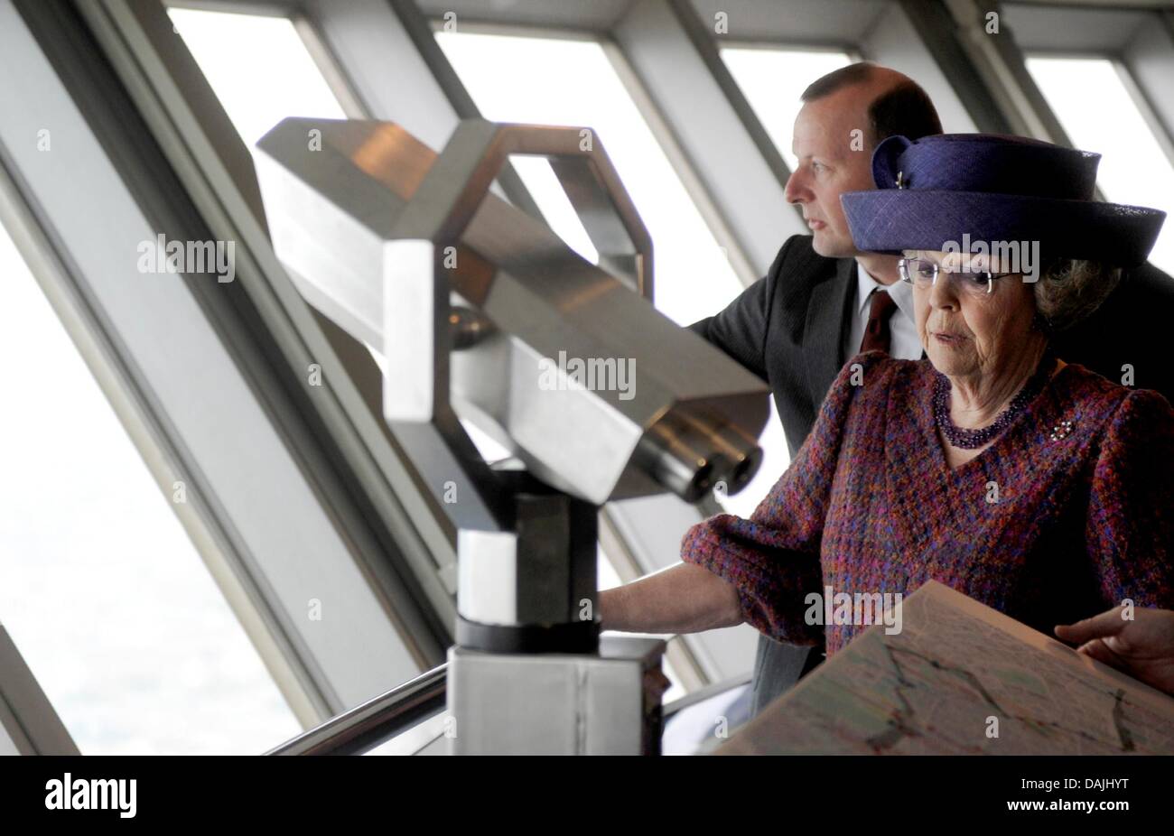 Königin Beatrix steht neben der Direktor der Gedenkstätte Bernauer Straße, Axel Klausmeier, auf dem Fernsehturm in Berlin, Deutschland, 13. April 2011. Die königliche Familie ist bei einem viertägigen Besuch in Deutschland. Foto: BERTHOLD STADLER Stockfoto