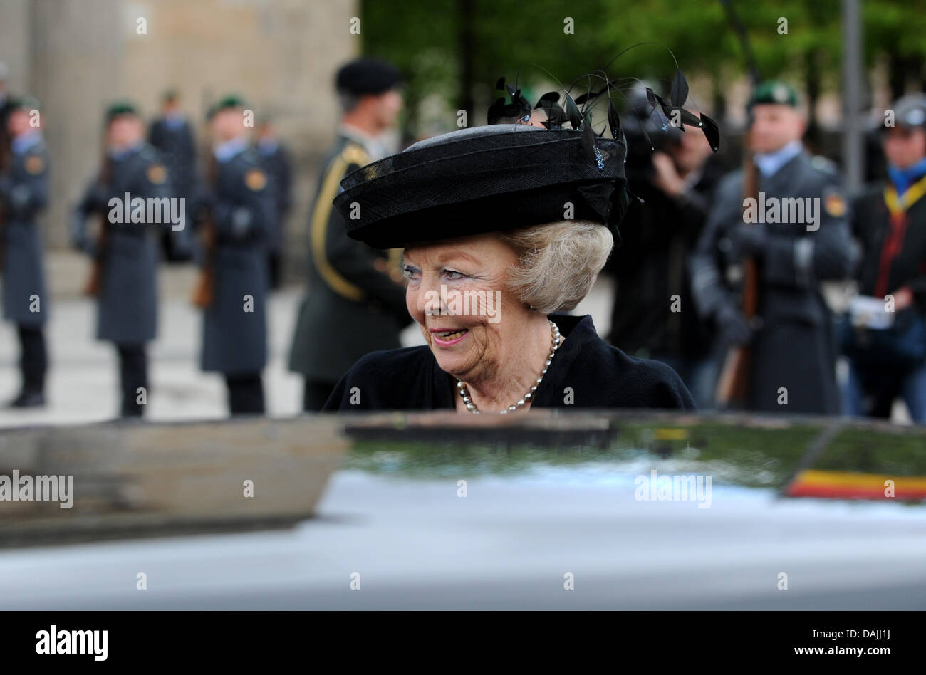 Königin Beatrix der Niederlande wird in ein Auto nach einer Kranzniederlegung an der neuen Wache in Berlin, Deutschland, 12. April 2011. Die königliche Familie ist auf einem Vier-Tages-Besuch in Deutschland. Foto: Rainer Jensen Stockfoto