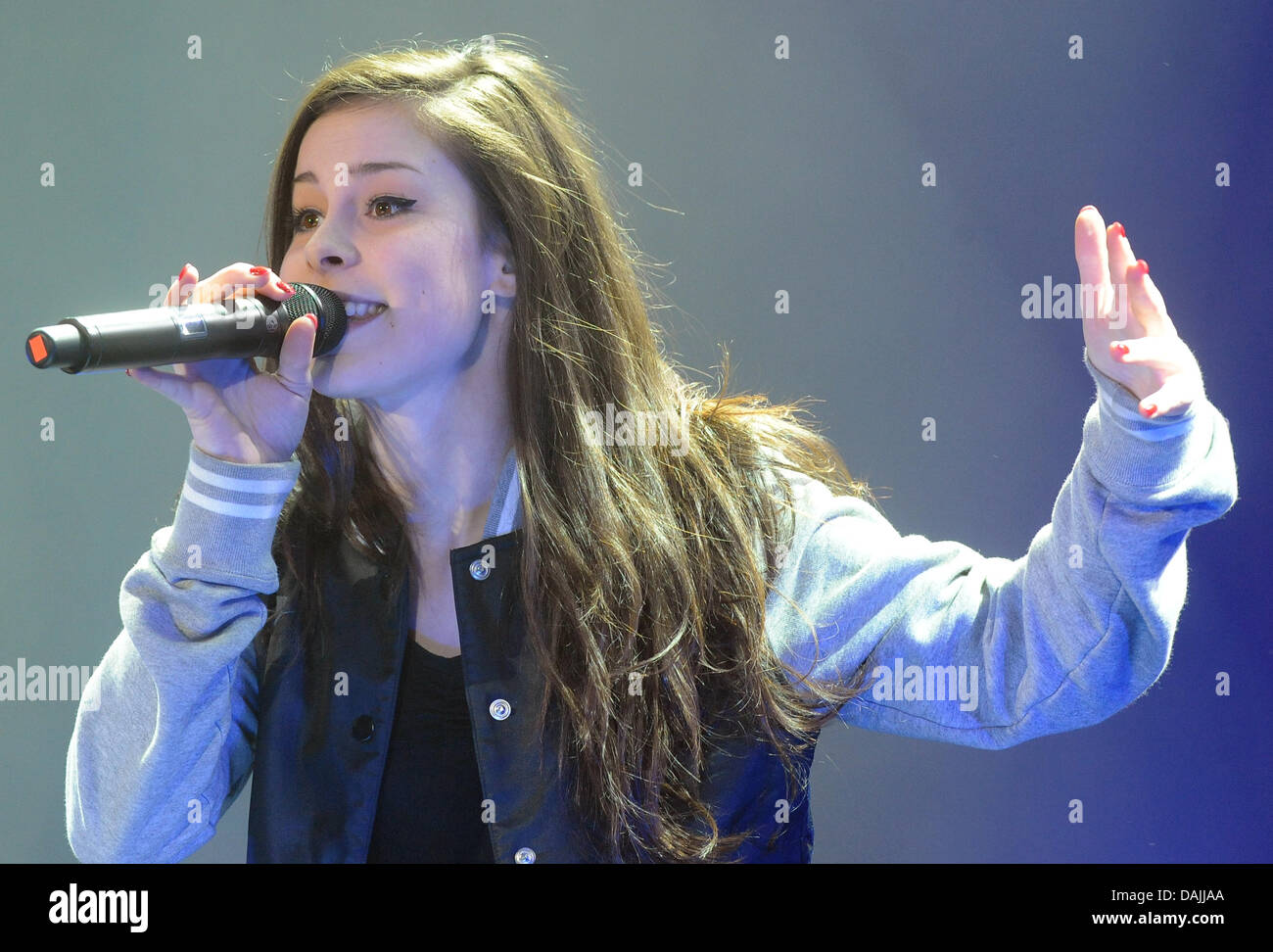 Deutsche Pop-Sängerin Lena Meyer-Landrut führt in der o2 World in Berlin, Deutschland, 13. April 2011. Das Konzert startete ihre Deutschland-Tournee. Foto: Britta Pedersen Stockfoto