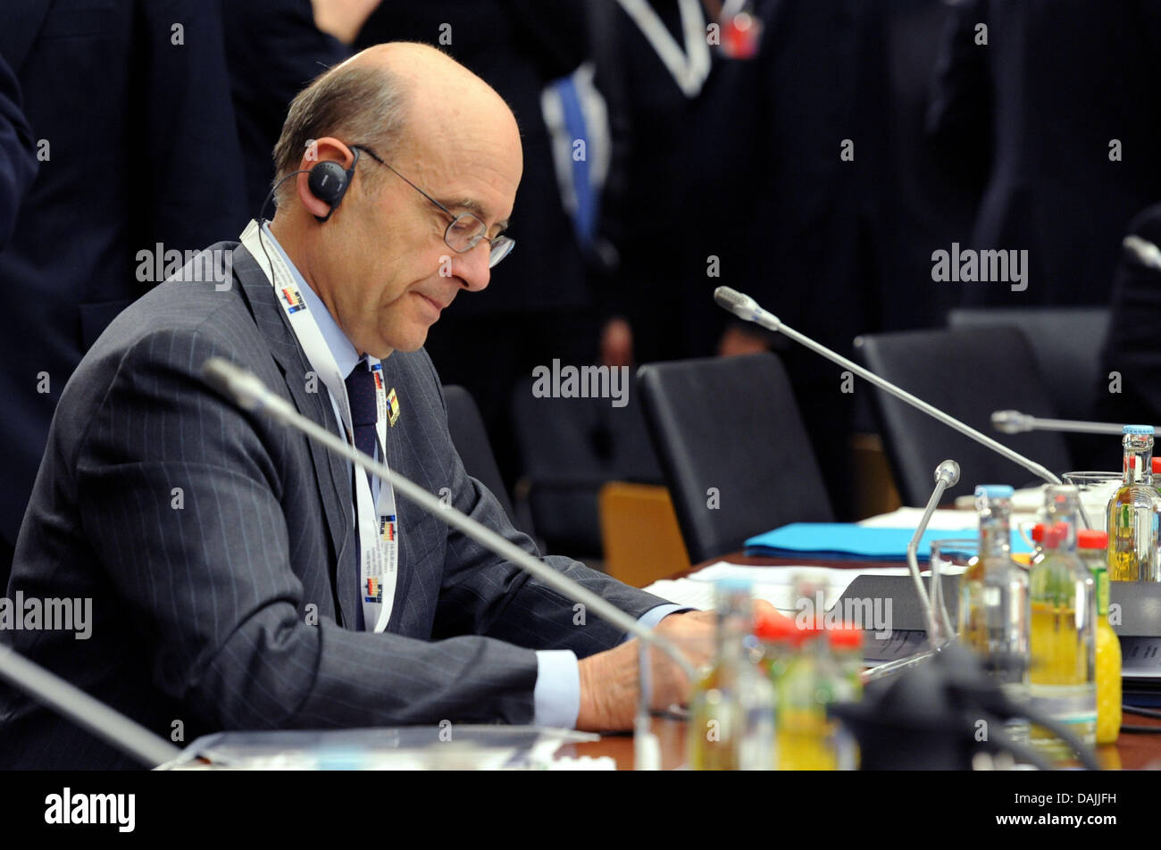 Der französische Außenminister Alain Juppé besucht ein Treffen im Auswärtigen Amt in Berlin, Deutschland, 14. April 2011. NATO-Außenminister treffen sich in Berlin, Libyen, Afghanistan und Rakete Verteidigung für zwei Tage zu diskutieren. Foto: MAURIZIO GAMBARINI Stockfoto